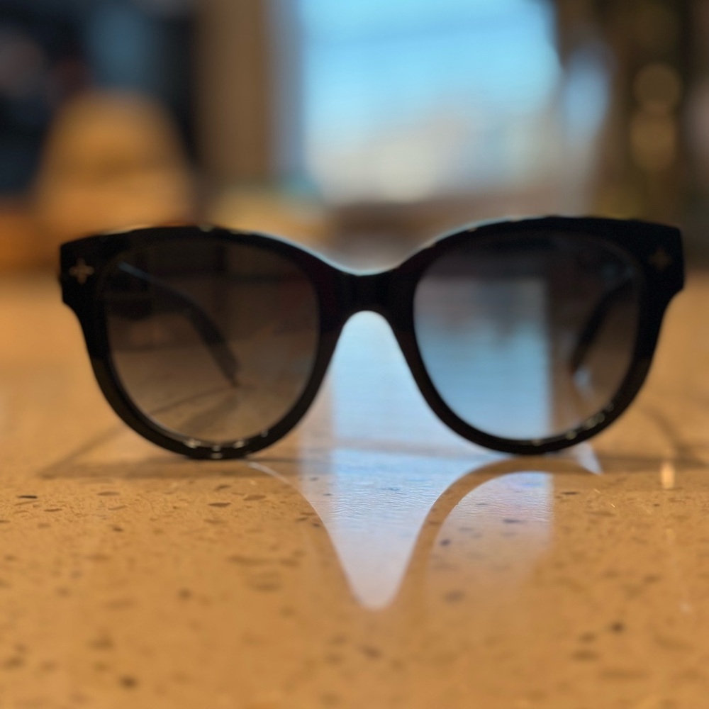 Louis Vuitton Sunnies flawless